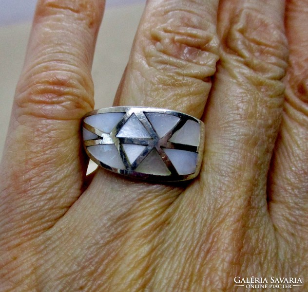 Beautiful craftsman with a large pearl silver ring