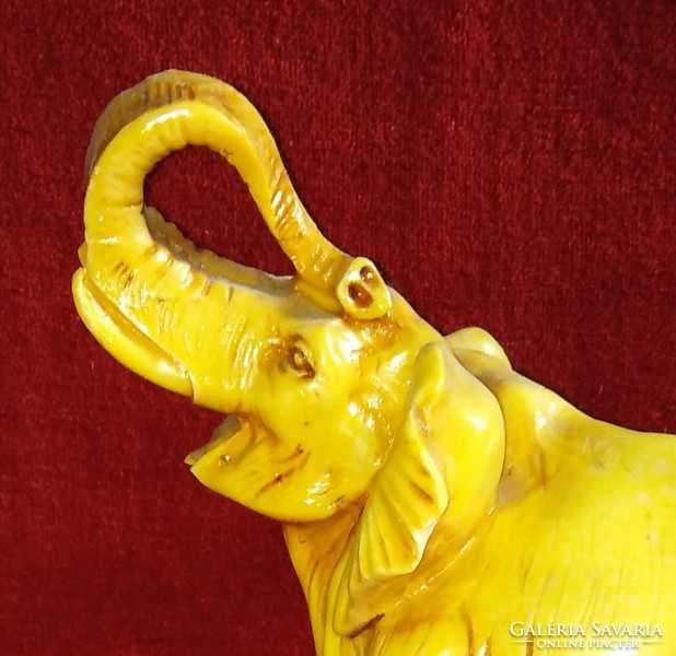Elefánt figura műgyantából készült. Szerencsét hozó elefánt szobor