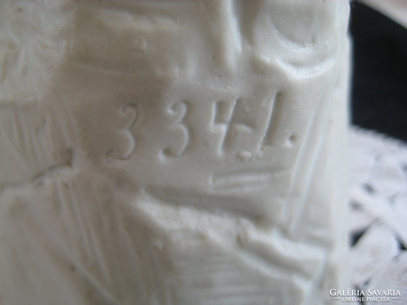 Monarchia kori , bécsi , nagyon aprólékosan kidolgozott  , porcelán figura 3341 számú és 33cm.
