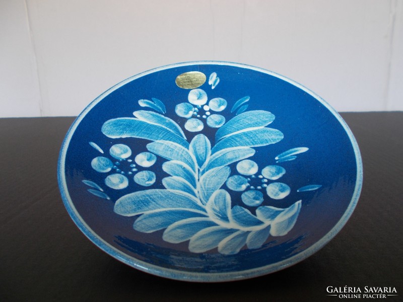 Szép  kék színű jelzett kerámia fali tányér, 20 cm