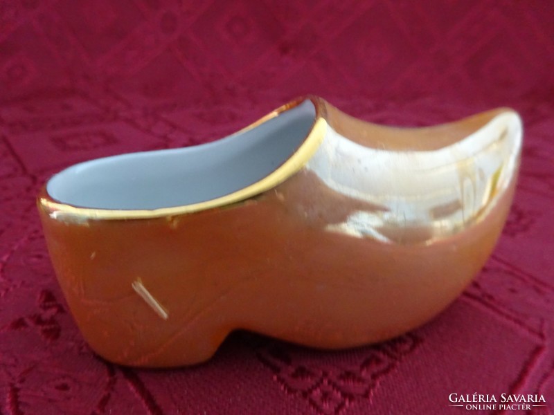 Q: b: w: German porcelain, Dutch slippers, length 8.5 cm. Needle holder at the same time. He has!