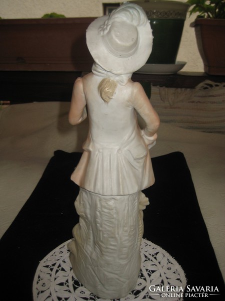 Monarchia kori , bécsi , nagyon aprólékosan kidolgozott  , porcelán figura 3341 számú és 33cm.