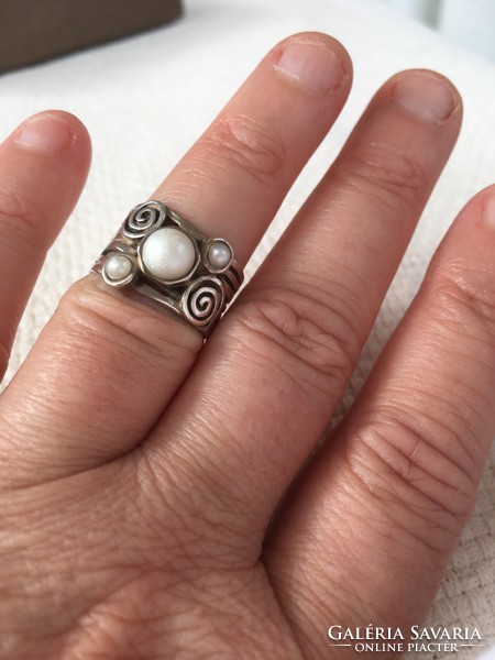 Silver ring with three white pearls