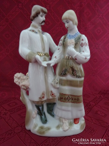 Orosz porcelán figura, népviseletben levő szerelmespár, magassága 25 cm. Vanneki!
