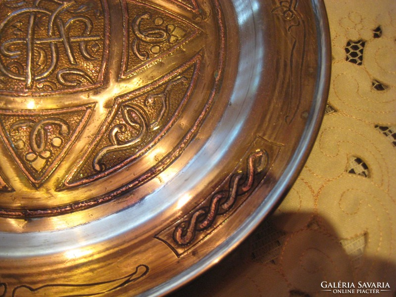 Oriental decorative plate, yellow copper, with red copper inlays, very nice goldsmith work, 236 mm