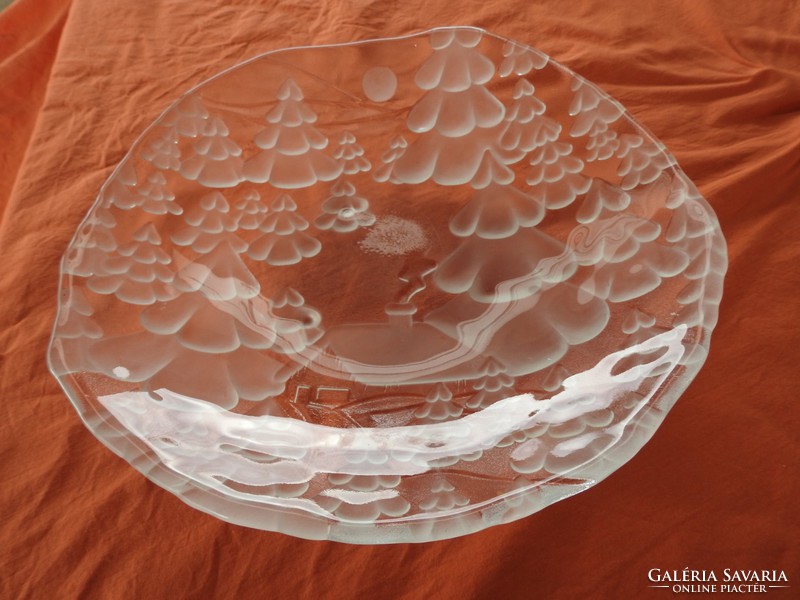 A giant glass centerpiece with a mountain pine pattern
