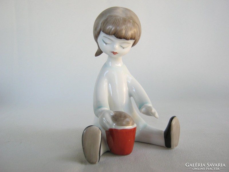 Hollóházi porcelán homokozó kislány