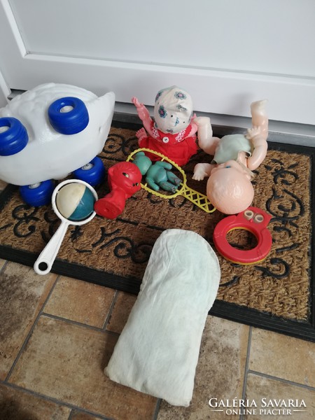 8 Piece toy dolls, doll, rattle, rattle, rolling swan, bandaged doll,. For sale at the same time