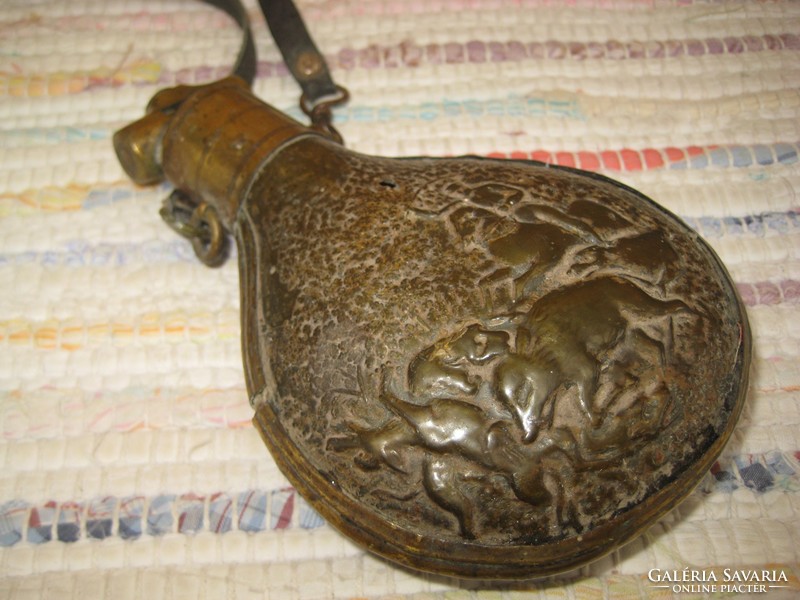 Gunpowder holder made of horn and yellow copper