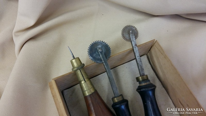 Handicraft tools in a box of 5 pieces