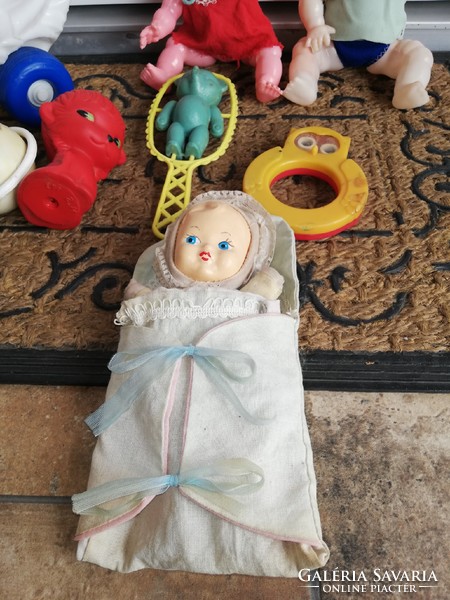 8 Piece toy dolls, doll, rattle, rattle, rolling swan, bandaged doll,. For sale at the same time