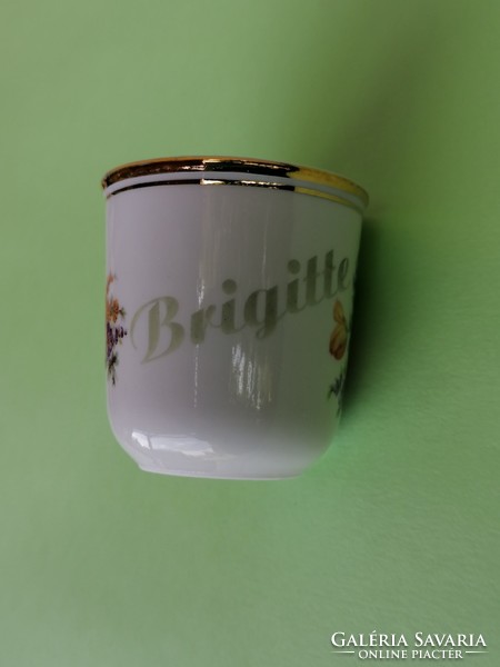Tavaszi virágos emlék csésze Brigitta neves