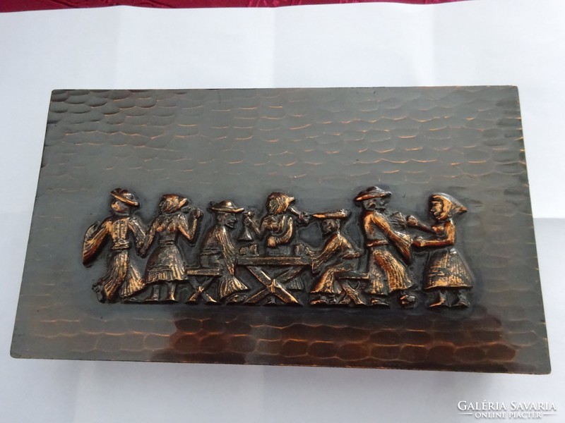 LIGNIFER ISZ. által gyártott magyar bronz doboz. Falusi mulatságot ábrázoló képpel. Vanneki!