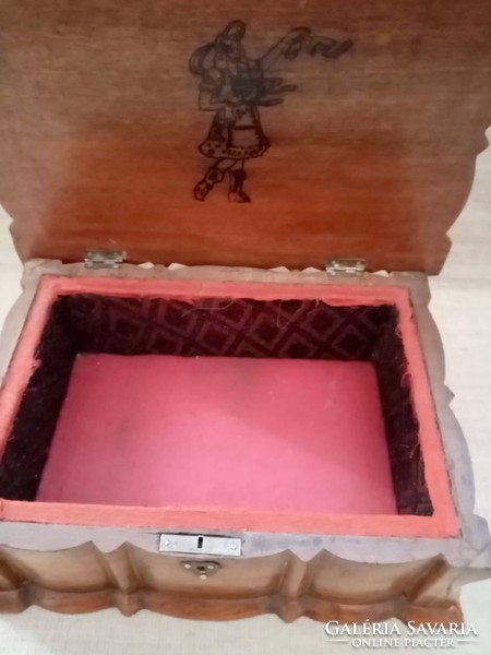 Régi igényes kézimunkával készült egyedi Biedermeier emlék dobozka.