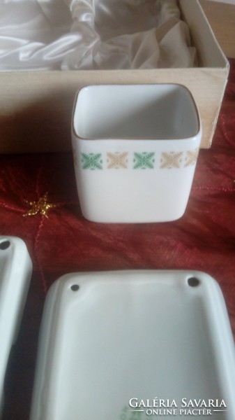 Hollóházi karácsonyi mintás hamuzó garnitúra selyembéléses dobozában