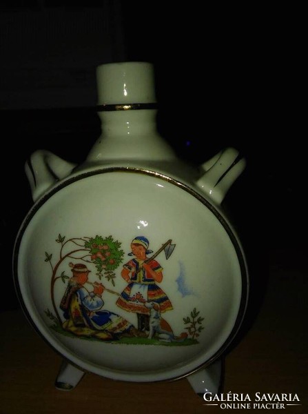 Kispesti porcelán kulacs, különböző népviseletes fiú-lány jelenettel