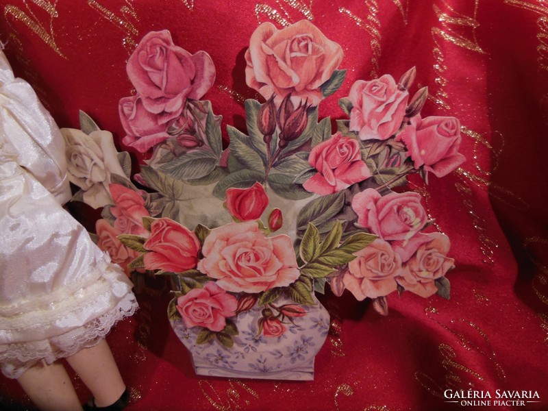Doll - 20 x 7 cm - porcelain - charming - beautiful condition - in a cardboard rose bouquet vase