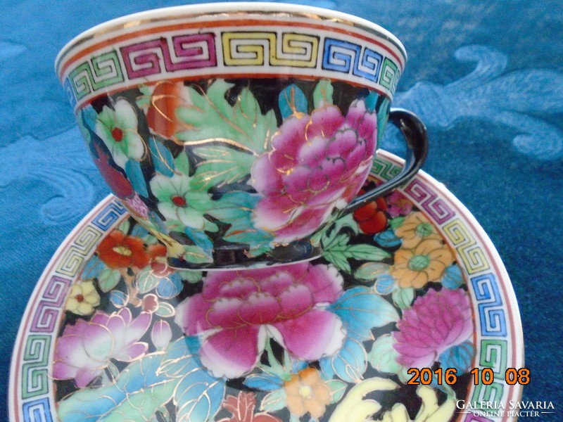 Kézzel festett Aranykontúrozott Famille Noir Mille Fleur teás csésze alátéttel