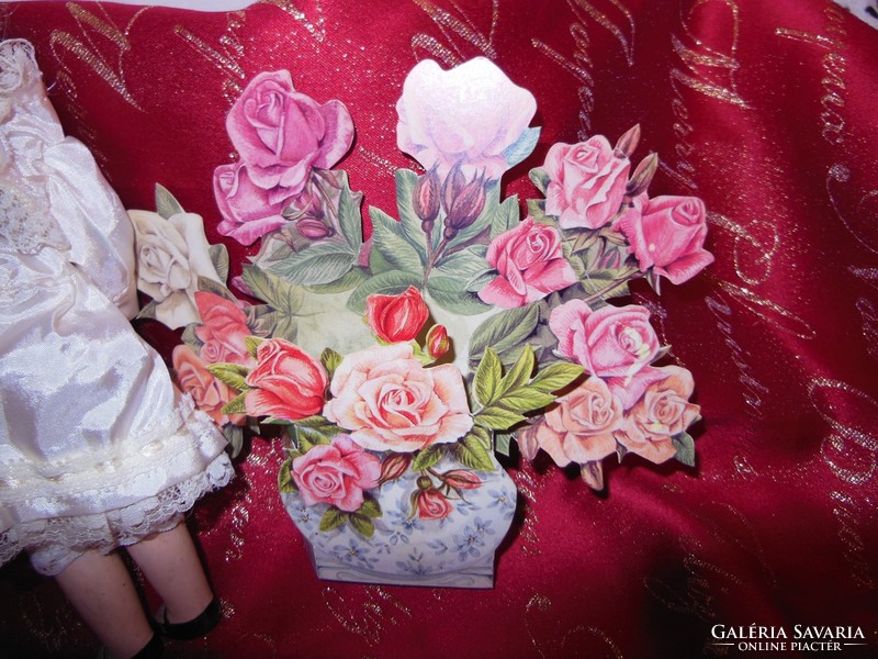 BABA - 20 x 7 cm - PORCELÁN - bájos - gyönyörű állapot - karton rózsacsokor vázában
