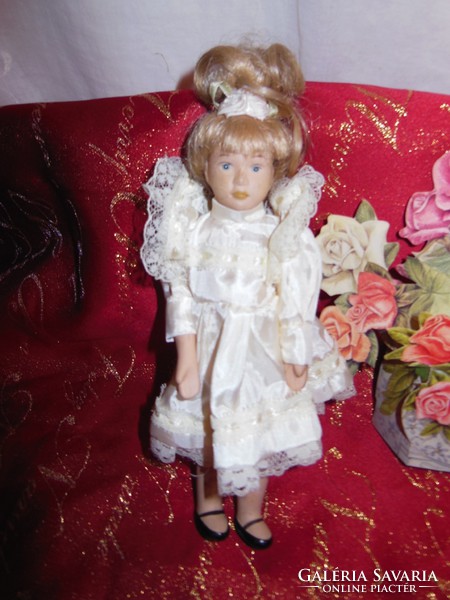 Doll - 20 x 7 cm - porcelain - charming - beautiful condition - in a cardboard rose bouquet vase
