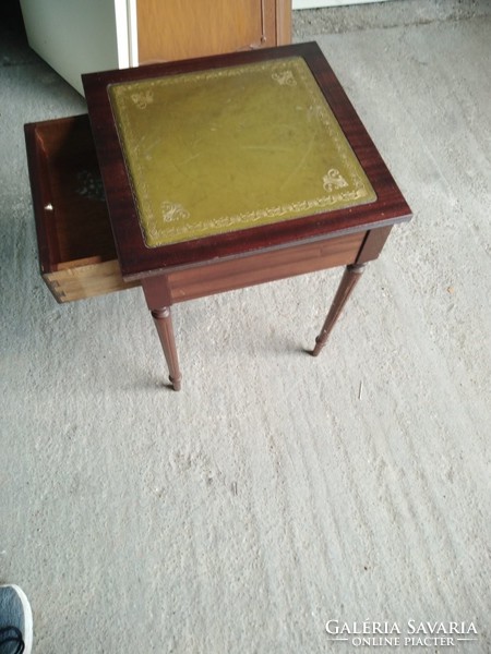Antik empire bőrkárpitozású 36x36cm es 46cm magas asztalka