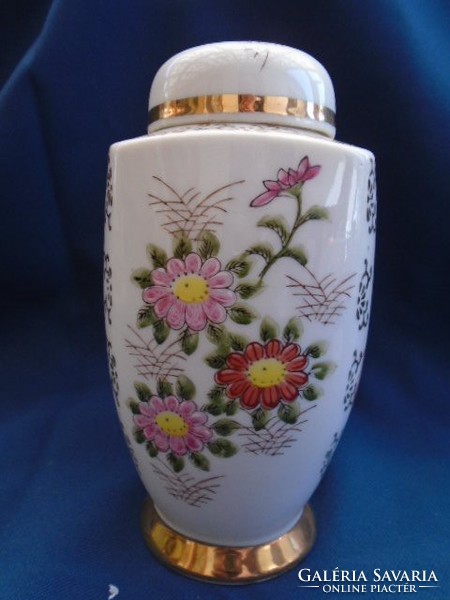 The richly painted Japanese vase is an extremely rare and beautiful piece