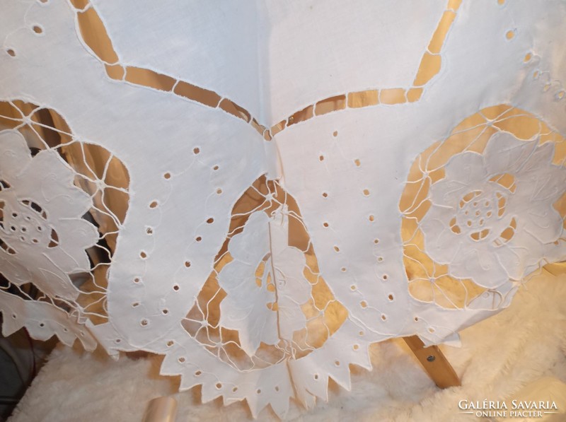 Tablecloth - handmade - diameter 80 cm - thick linen - beautiful - flawless