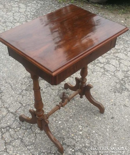 Antik biedermeier varrós asztal