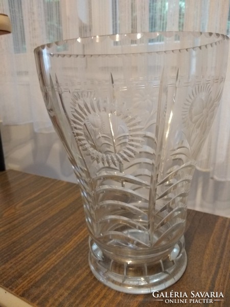 Különleges öblös formájú kristály váza