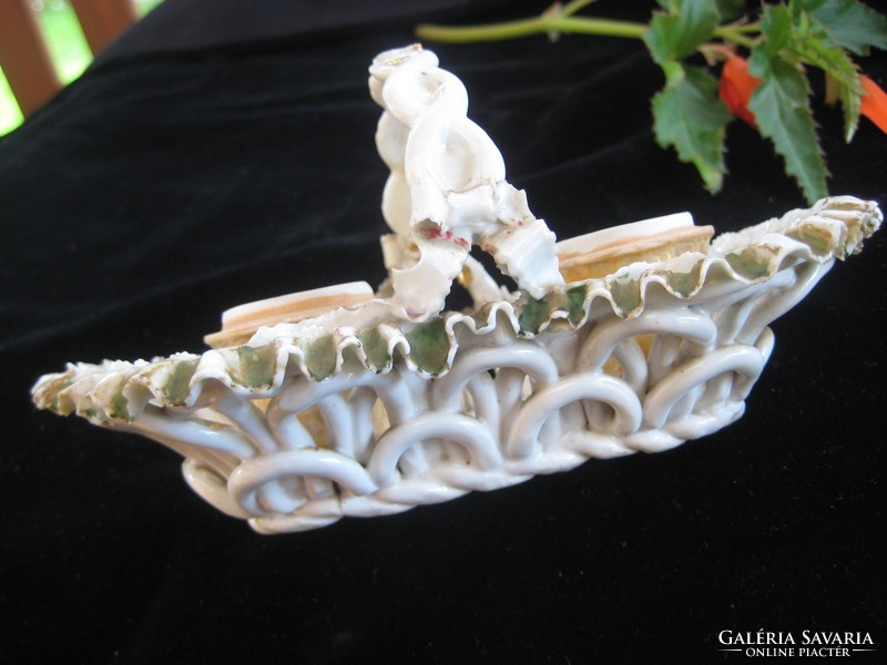 Antik  porcelán gyertyatartó  kosárka , kora kb  150 év lehet  , nem jelzett