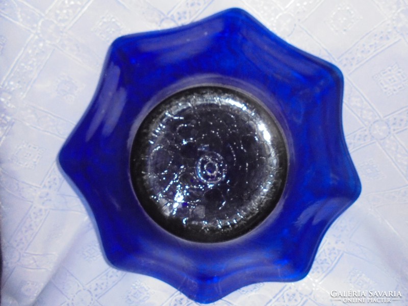 Kék színű szakított üveg kínáló/asztalközép