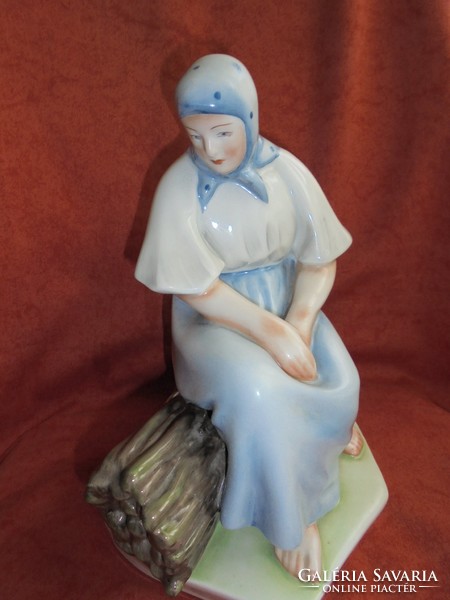 Zsolnay porcelán szobor: Rőzsén pihenő asszony