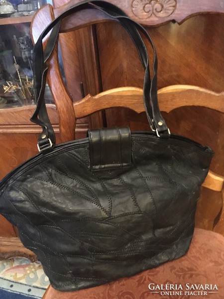 Nagy, jól pakolható 1980-as évekbeli fekete bőr táska