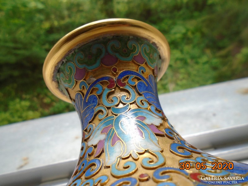 Rekeszzománc lótusz mintás kínai váza arany alapon, faragott fa talpon