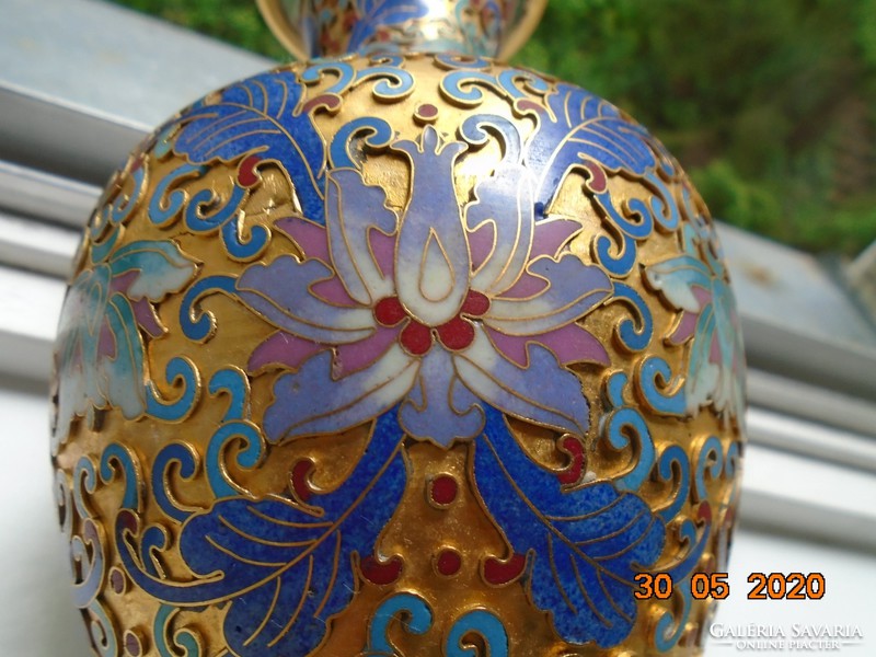 Rekeszzománc lótusz mintás kínai váza arany alapon, faragott fa talpon