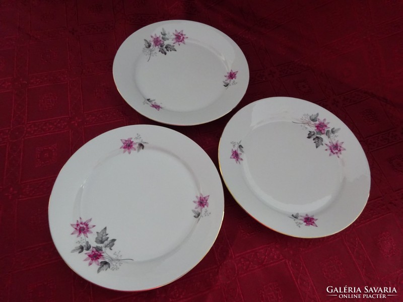 Lowland porcelain cake plate with purple flowers. Its diameter is 19 cm. He has!