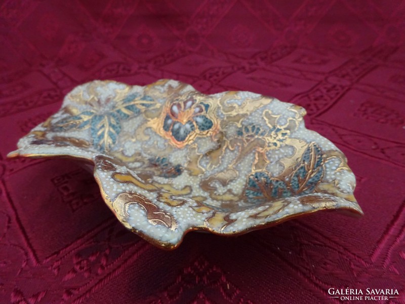 Yuchengfeng porcelain, richly gilded centerpiece. He has!