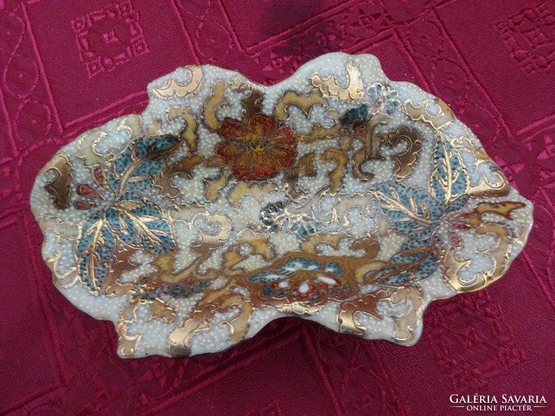 Yuchengfeng porcelain, richly gilded centerpiece. He has!
