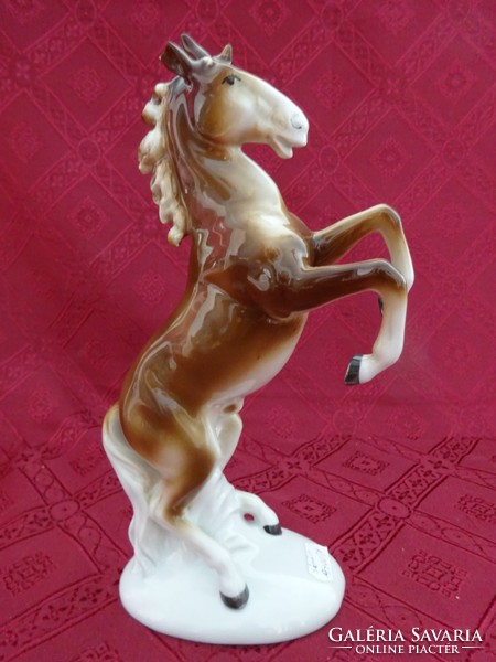 Német porcelán figurális szobor, ágaskodó ló, magassága 24,5 cm. Jobb füle sérült. Vanneki!