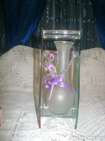 Tükrös üveg váza a "vázában"
