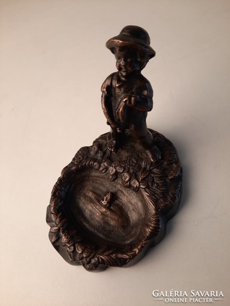 Pisilő kisfiú figura, bronz szobor, tálka