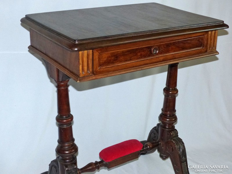Antik restaurált szép varróasztal Tv állvány lerakó asztal