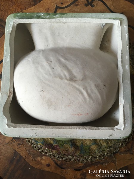 Built-in lowland porcelain soap dish