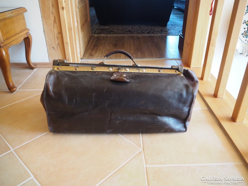 Large medical leather bag (52 cm long, 25 cm high and 25 cm wide)
