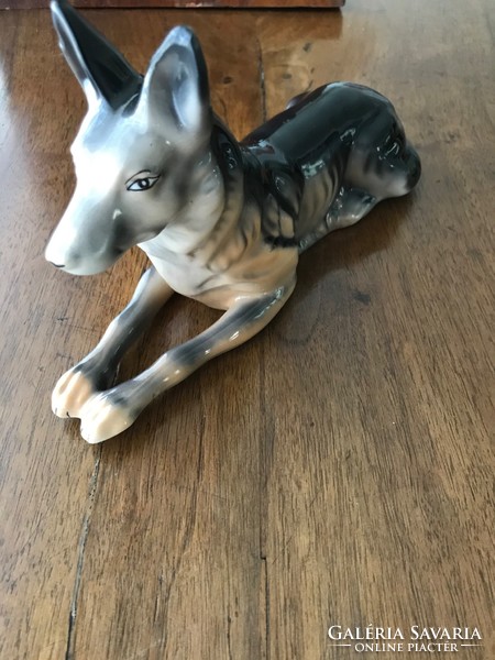 Porcelán kutya dísztárgy jelzett P136