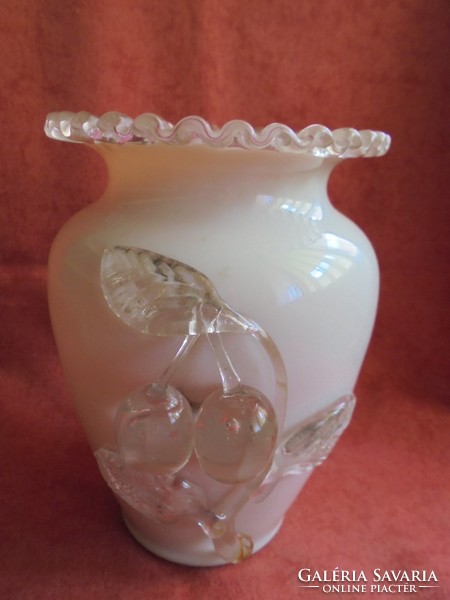 Ritka fújt üveg váza domború cseresznye dísszel
