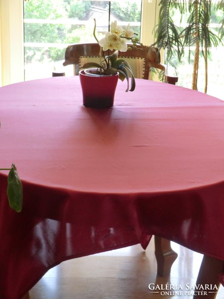 With an elegant color scheme. Showy, soft-fall tablecloth heavy silk burgundy 140x200 cm