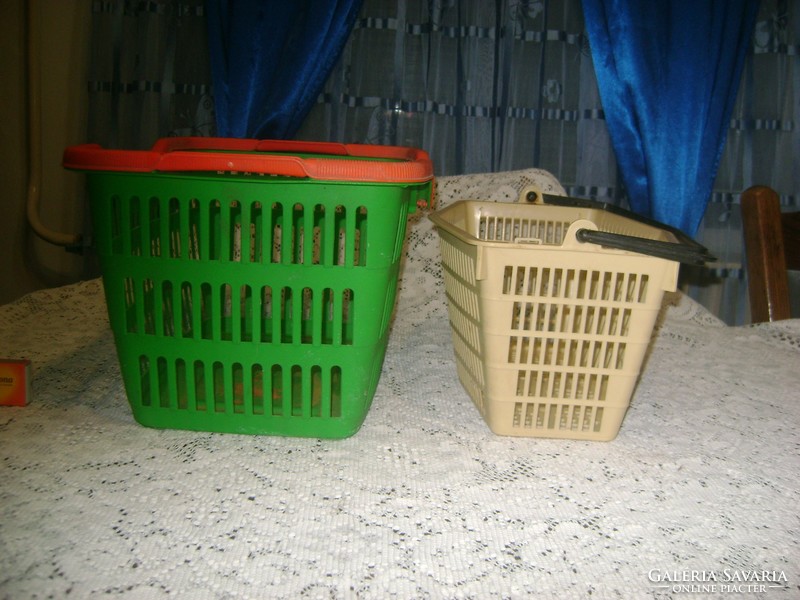 Két darab műanyag bevásárló vagy tároló kosár