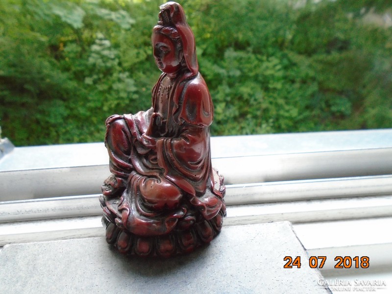 Kwan-Yin kínai buddhista Irgalmasság istennője szobrocska