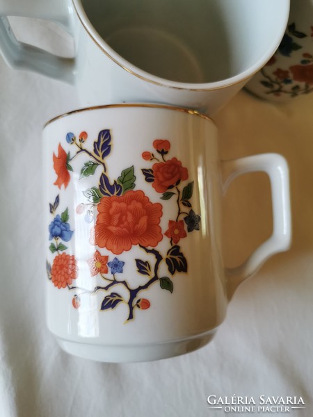Porcelain mug with 4 rose patterns